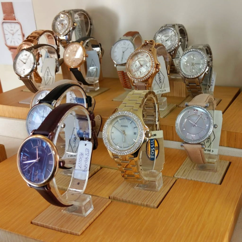 Auswahl der FOSSIL Uhren im Schmuckfenster