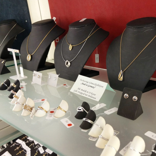 Schmuck im Schmuckfenster Ettlingen