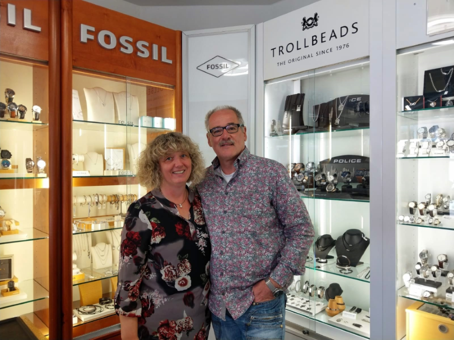 Elke und Günther Wehle im Schmuckfenster Ettlingen