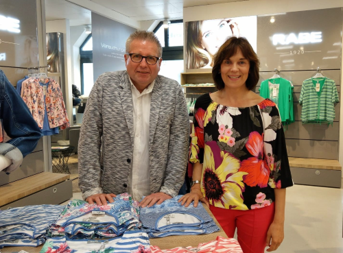 Charlotte Ochs und Rainer Behringer im Modehaus Streit