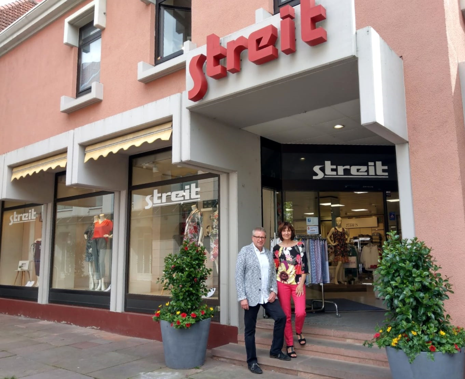 Charlotte Ochs und Rainer Behringer vor dem Modehaus Streit Ettlingen