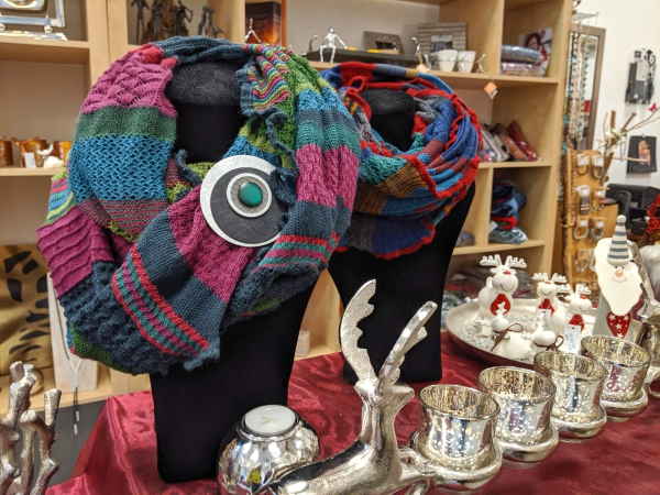 Ein Bild, das Tisch, drinnen, Person, sitzend enthält.

Automatisch generierte Beschreibung